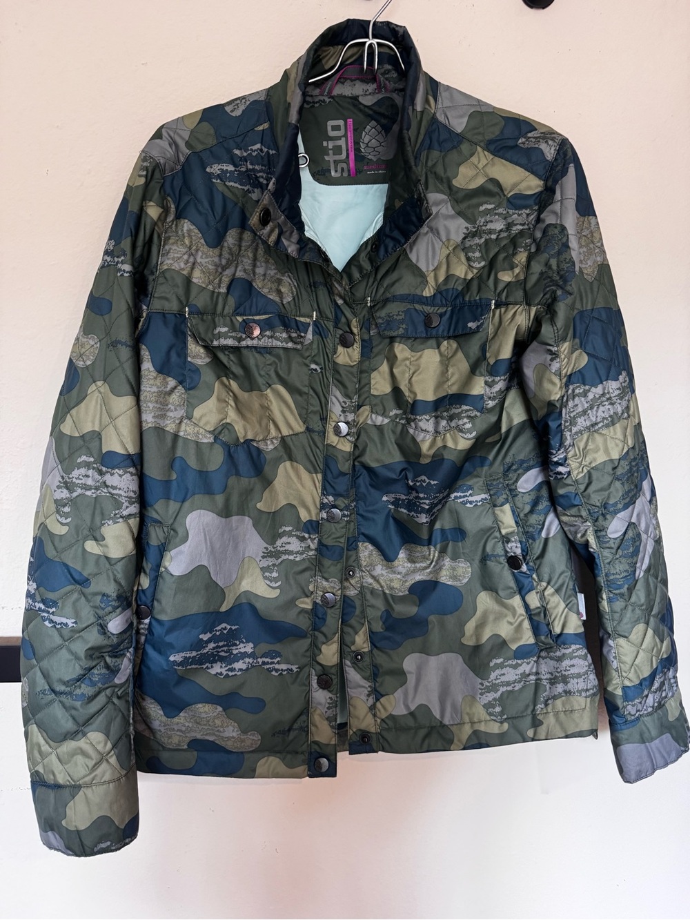 Stio Women's Camouflage Quilted Puffer Jacket in Olive & Navy